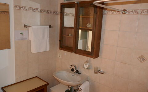 Rustico L'Hibou: Specchio, Marrone, Rubinetto, Idraulico Fixture, Lavandino Del Bagno, Lavello, Proprietà, Bagno, Interior Design, Legna
