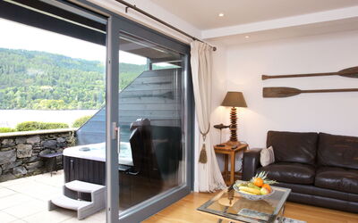 Loch Tay 101.3: Camera, Proprietà, Mobilia, Interior Design, Soggiorno, Casa, Costruzione, Immobiliare, Porta, Tavolo