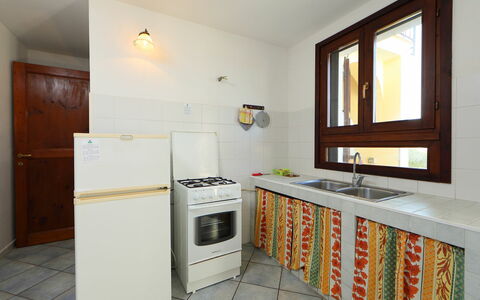 Valledoria 735: Cabinetry, Controsoffitto, Lavandino Della Cucina, Rubinetto, Lavello, Cucina, Finestra, Cucina Stufa, Costruzione, Legna