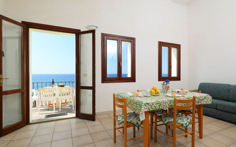 Valledoria 735: Mobilia, Costruzione, Tavolo, Azzurro, Divano, Legna, Finestra, Acqua, Rettangolo, Casa