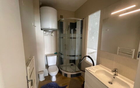 L'Abri des Flots: Specchio, Lavello, Proprietà, Rubinetto, Idraulico Fixture, Lavandino Del Bagno, Mobiletto Del Bagno, Costruzione, Bagno, Interior Design