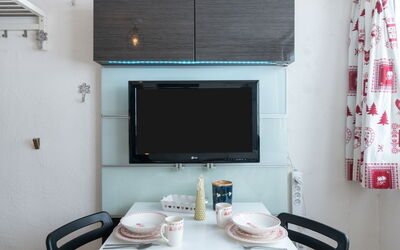 Palafour (Le Lac) 402.6: Mobilia, Tavolo, Proprietà, Tavola, Costruzione, Interior Design, Illuminazione, Legna, Sedia, Soggiorno