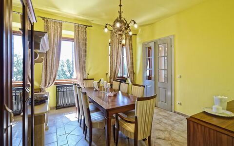 Maria: Camera, Proprietà, Sala Da Pranzo, Mobilia, Interior Design, Giallo, Costruzione, Immobiliare, Tavolo, Soffitto