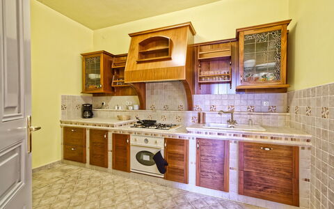 Maria: Camera, Cabinetry, Mobilia, Cucina, Proprietà, Controsoffitto, Piastrella, Interior Design, Costruzione, Pavimento