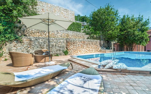 Maria: Proprietà, Piscina, Immobiliare, Costruzione, Casa, Parete, Camera, Tempo Libero, Albero, Casa