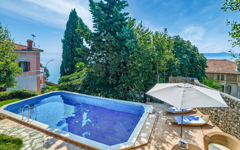 Maria: Acqua, Nube, Cielo, Proprietà, Pianta, Piscina, Azzurro, Blu, Costruzione, Albero
