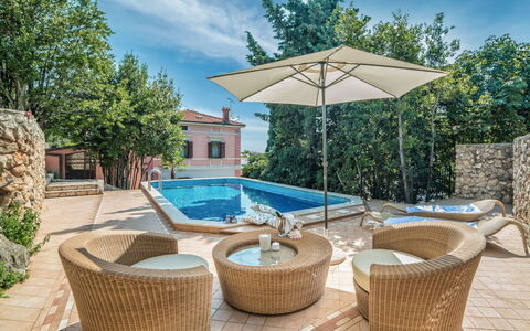 Maria: Proprietà, Casa, Immobiliare, Casa, Terrazza, Mobilia, Costruzione, Piscina, Estate, Albero
