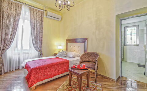 Maria: Camera, Camera Da Letto, Mobilia, Proprietà, Interior Design, Letto, Pavimento, Tenda, Lenzuolo, Telaio Del Letto