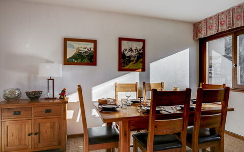 Fleurs des Alpes: Mobilia, Tavolo, Cabinetry, Cornice, Legna, Sedia, Costruzione, Finestra, Pavimento, Cassetto