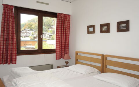 Fleurs des Alpes: Mobilia, Proprietà, Comfort, Finestra, Costruzione, Legna, Interior Design, Shade, Letto
