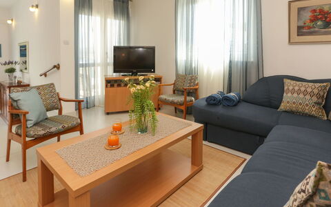 Villa Anita: Soggiorno, Mobilia, Camera, Proprietà, Interior Design, Tavolino Da Caffè, Tavolo, Immobiliare, Costruzione, Casa