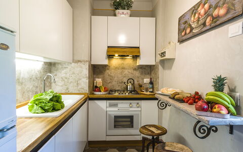 Michelangelo Cortona Apartment: Controsoffitto, Camera, Proprietà, Interior Design, Mobilia, Cucina, Soffitto, Verde, Pavimento, Costruzione