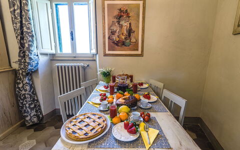 Michelangelo Cortona Apartment: Camera, Proprietà, Giallo, Interior Design, Casa, Brunch, Prima Colazione, Mobilia, Pasto, Tavolo