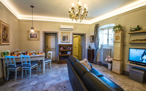 Michelangelo Cortona Apartment: Proprietà, Camera, Costruzione, Interior Design, Soggiorno, Mobilia, Immobiliare, Casa, Casa, Giallo