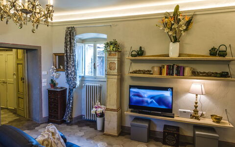 Michelangelo Cortona Apartment: Camera, Soggiorno, Proprietà, Interior Design, Blu, Mobilia, Casa, Costruzione, Casa, Camino