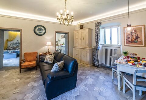 Michelangelo Cortona Apartment: Camera, Proprietà, Soggiorno, Mobilia, Interior Design, Immobiliare, Costruzione, Blu, Giallo, Casa