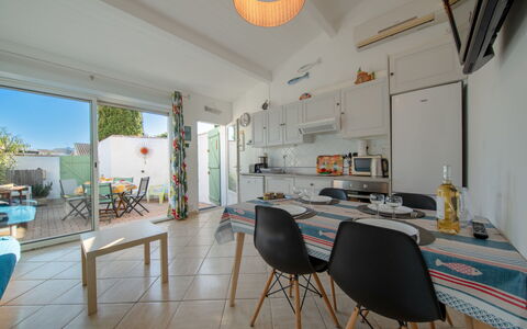 Les Oyats: Mobilia, Tavolo, Proprietà, Sedia, Pianta, Illuminazione, Arancia, Legna, Interior Design, Cucina