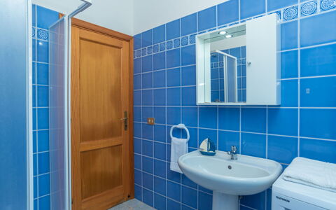Trebbiano: Specchio, Idraulico Fixture, Lavello, Proprietà, Rubinetto, Lavandino Del Bagno, Blu, Viola, Bagno, Azzurro