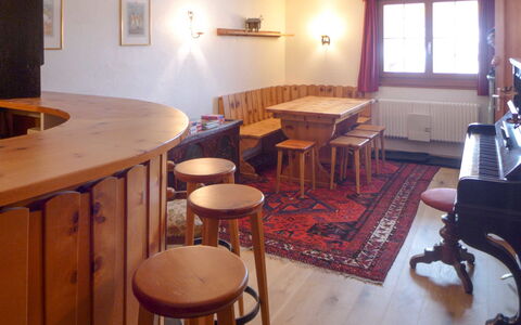 Chalet Clairval: Mobilia, Proprietà, Tavolo, Legna, Finestra, Interior Design, Illuminazione, Pavimentazione, Pavimento, Latifoglie