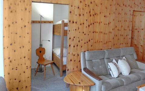 Chesa Cromer: Camera, Mobilia, Proprietà, Interior Design, Parete, Casa, Costruzione, Soggiorno, Immobiliare, Pavimento