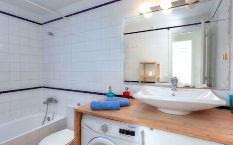 Cap Ras: Bagno, Proprietà, Camera, Interior Design, Lavello, Rubinetto, Costruzione, Piastrella, Immobiliare, Casa
