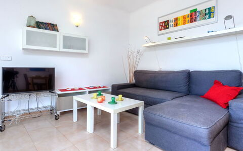 Cap Ras: Camera, Mobilia, Proprietà, Soggiorno, Interior Design, Costruzione, Casa, Tavolo, Divano, Immobiliare