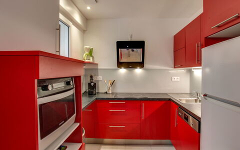 Bon Port: Controsoffitto, Cabinetry, Camera, Rosso, Cucina, Proprietà, Interior Design, Mobilia, Costruzione, Apparecchio Major