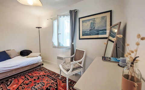 Bon Port: Mobilia, Cornice, Azzurro, Legna, Comfort, Tessile, Costruzione, Architettura, Pavimentazione, Pavimento