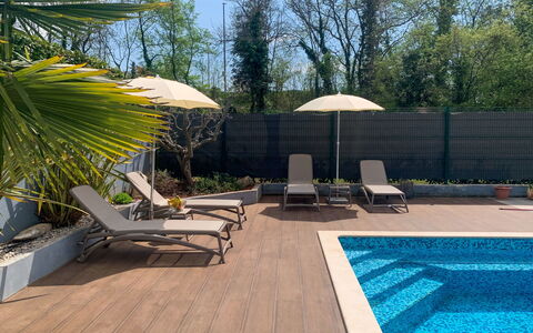 Sunny Adriatic: Piscina, Legna, Mobili Da Esterno, Ricorrere, Pavimentazione, Lettino, Materiale Composito, Pavimento, Eco Hotel, Shade