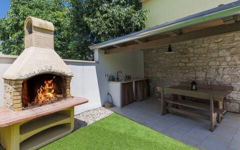 Ana: Panchina, Legna, Pianta, Albero, Interior Design, Parete, Cielo, Mobili Da Esterno, Shade, Immobiliare