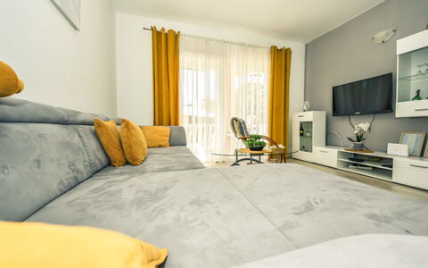 Tina & Tino: Proprietà, Mobilia, Comfort, Pianta Della Casa, Divano, Giallo, Legna, Interior Design, Architettura, Pianta