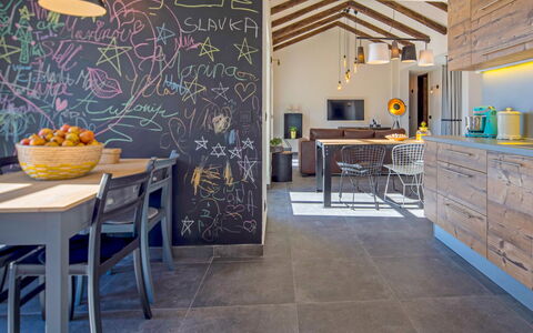 2M: Tavolo, Mobilia, Cabinetry, Legna, Pavimento, Pavimentazione, Costruzione, Soggiorno, Sedia, Cassetto