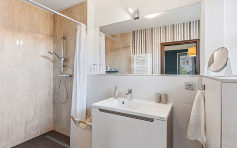 Řeporyje: Pavimentazione, Pavimento, Idraulico Fixture, Interior Design, Bagno, Lavello, Legna, Rubinetto, Lavandino Del Bagno, Mobiletto Del Bagno