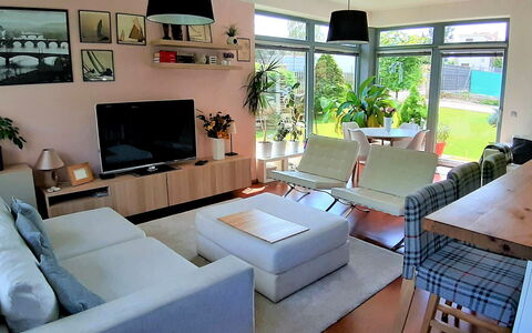 Řeporyje: Divano, Proprietà, Mobilia, Tavolo, Finestra, Pianta Della Casa, Pianta, Illuminazione, Soggiorno, Comfort