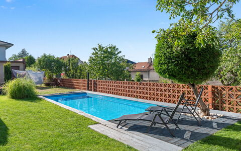 Řeporyje: Piscina, Zona Residenziale, Giardino, Casa, Materiale Composito, Mobili Da Esterno, Backyard, Eco Hotel, Shade, Tempo Libero