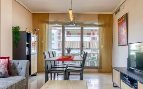 Marina Raset: Tavolo, Mobilia, Proprietà, Finestra, Verde, Sedia, Legna, Interior Design, Cabinetry, Divano