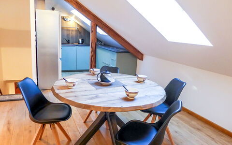 Le Chalet Suisse: Mobilia, Proprietà, Tavolo, Sedia, Legna, Interior Design, Pavimento, Pavimentazione, Color Legno, Latifoglie