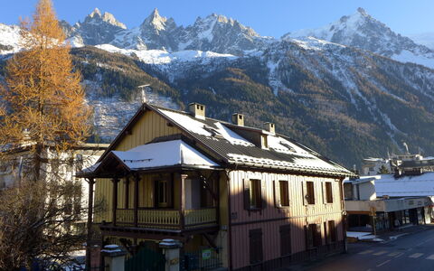 Le Chalet Suisse: Proprietà, Costruzione, Mobilia, Comfort, Azzurro, Interior Design, Finestra, Legna, Telaio Del Letto, Cuscino