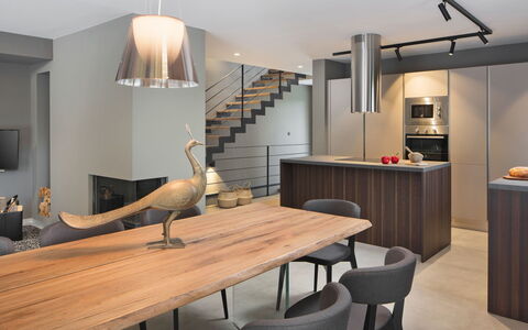 Oliva: Camera, Interior Design, Controsoffitto, Mobilia, Sala Da Pranzo, Proprietà, Illuminazione, Soffitto, Costruzione, Tavolo