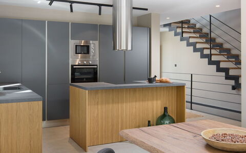 Oliva: Camera, Proprietà, Interior Design, Cabinetry, Controsoffitto, Mobilia, Lavello, Bagno, Costruzione, Soffitto