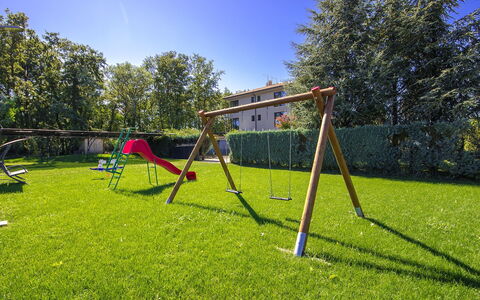 Oliva 1: Swing, Terreno Di Gioco, Attrezzatura Giochi All'Aperto, Spazio Pubblico, Erba, Cielo, Insediamento Umano, Albero, Prato, Lotto