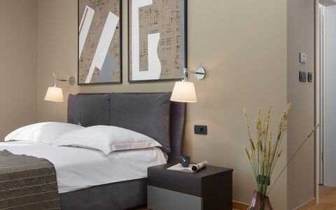 Oliva 1: Camera Da Letto, Mobilia, Camera, Letto, Interior Design, Telaio Del Letto, Proprietà, Lenzuolo, Materasso, Parete
