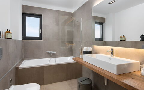 Oliva 2: Bagno, Proprietà, Camera, Interior Design, Rubinetto, Costruzione, Idraulico Fixture, Architettura, Mobilia, Pavimento