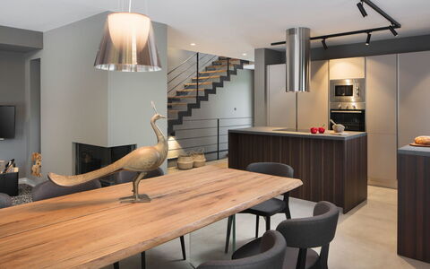 Oliva 2: Camera, Interior Design, Controsoffitto, Mobilia, Sala Da Pranzo, Proprietà, Illuminazione, Pavimento, Soffitto, Costruzione