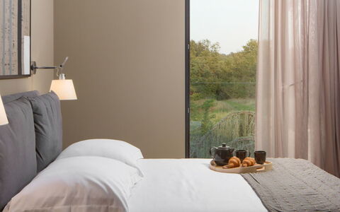Oliva 2: Camera Da Letto, Camera, Mobilia, Letto, Tenda, Interior Design, Proprietà, Finestra Trattamento, Telaio Del Letto, Lenzuolo