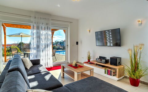 Races: Tavolo, Cornice, Divano, Pianta, Proprietà, Comfort, Pianta Della Casa, Divano Letto, Interior Design, Soggiorno