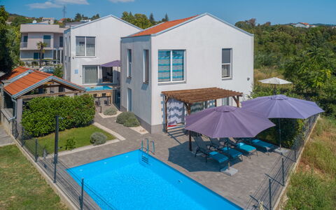 Races: Cielo, Costruzione, Nube, Pianta, Proprietà, Finestra, Azzurro, Natura, Piscina, Shade