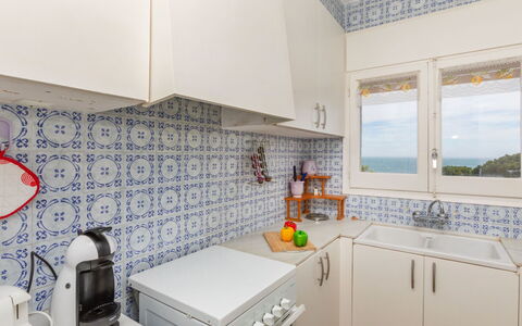 Geranis: Blu, Pavimentazione, Pavimento, Interior Design, Cucina, Apparecchio Major, Piastrella, Camera, Elettrodomestico Da Cucina, Cabinetry