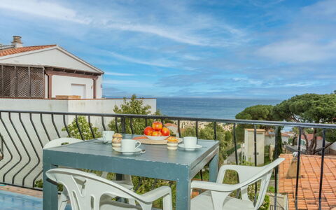 Geranis: Mare, Balcone, Appartamento, Oceano, Corrimano, Costa, Portico, Recinzione, Colonna, Pianta Della Casa