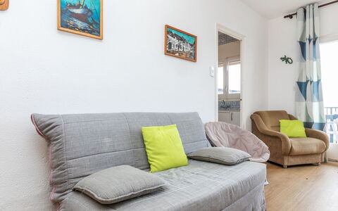 Geranis: Mobilia, Interior Design, Pavimentazione, Pavimento, Divano, Legna, Camera, Appartamento, Soggiorno, Tessile